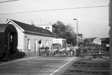 76543 Gezicht op de spoorwegovergang aan het einde van de Concordiastraat te Utrecht in de spoorlijn Utrecht-Amsterdam, ...